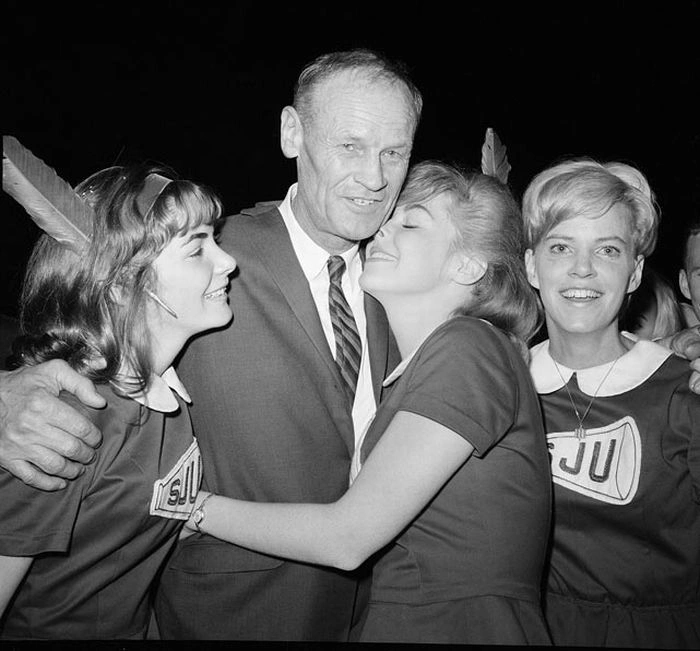 Дівчата з групи підтримки в стилі 60-х (13 фото) – фото 9