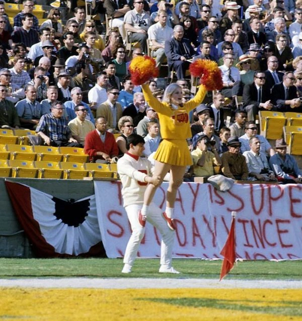 Дівчата з групи підтримки в стилі 60-х (13 фото) – фото 10