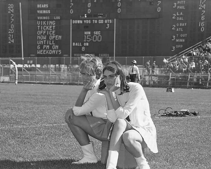 Дівчата з групи підтримки в стилі 60-х (13 фото) – фото 13