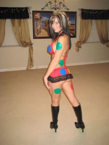 Гарні дівчата грають у Твістер (20 фото) – фото 3