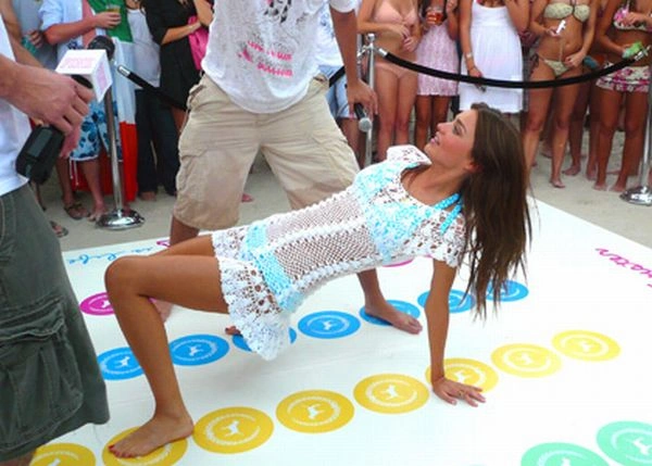 Гарні дівчата грають у Твістер (20 фото) – фото 7