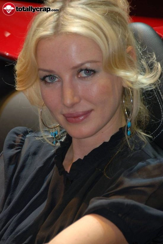 Дівчата на автовиставці в Женеві (110 фото) – фото 33