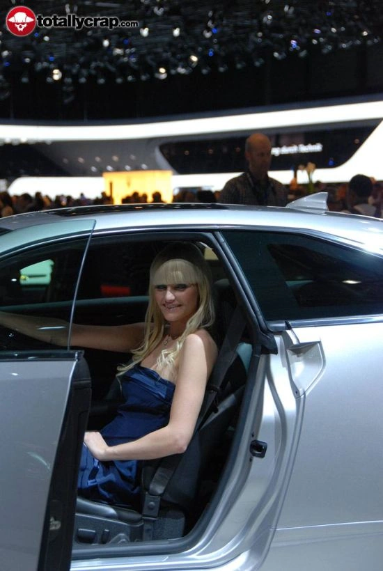 Дівчата на автовиставці в Женеві (110 фото) – фото 34