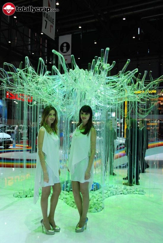 Дівчата на автовиставці в Женеві (110 фото) – фото 51