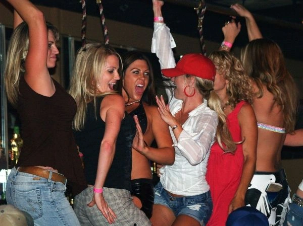 Дівчата лапають одна одну за груди (66 фото) – фото 2