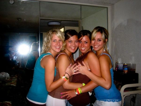 Дівчата лапають одна одну за груди (66 фото) – фото 4