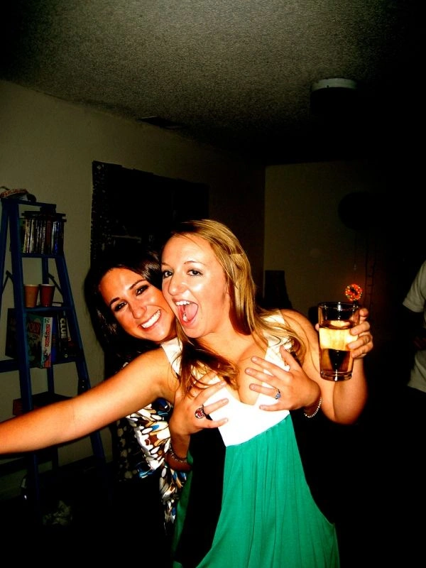 Дівчата лапають одна одну за груди (66 фото) – фото 17