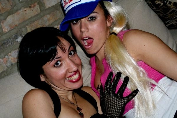 Дівчата лапають одна одну за груди (66 фото) – фото 24