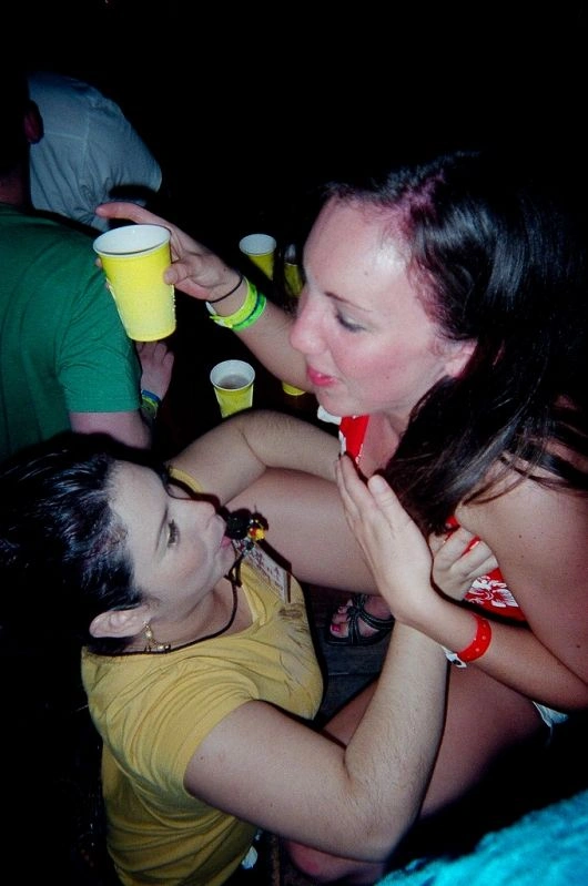 Дівчата лапають одна одну за груди (66 фото) – фото 36