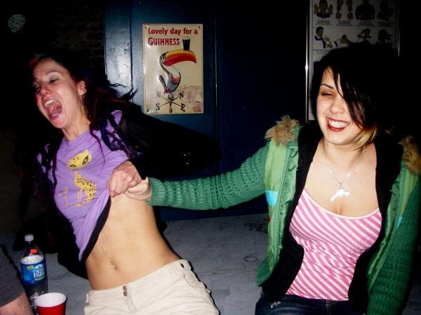 Дівчата лапають одна одну за груди (66 фото) – фото 41