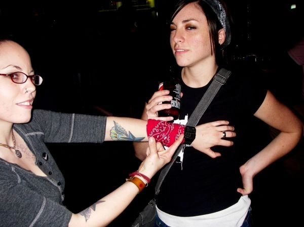 Дівчата лапають одна одну за груди (66 фото) – фото 44