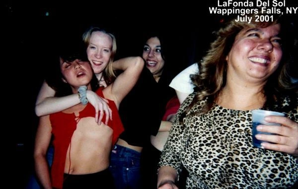 Дівчата лапають одна одну за груди (66 фото) – фото 48