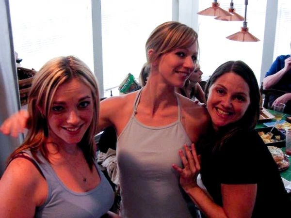 Дівчата лапають одна одну за груди (66 фото) – фото 50