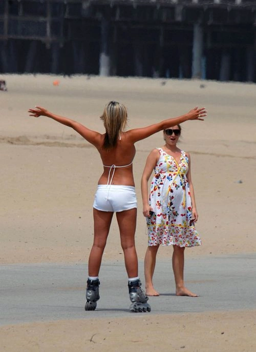 Українська красуня Даніель Ллойд катаеться на роликах (8 Фото) – фото 5