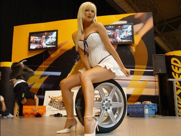 Дівчата з автовиставок (50 фотографій) – фото 5