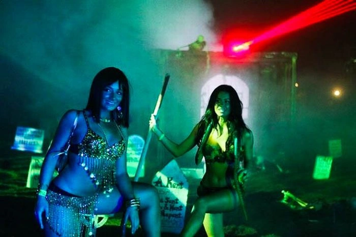 Дівчата на Хелловін вечірках у Playboy (102 фото)