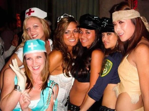 Дівчата на Хелловін вечірках у Playboy (102 фото)