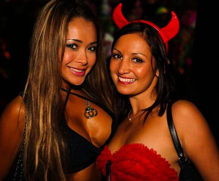 Дівчата на Хелловін вечірках у Playboy (102 фото)