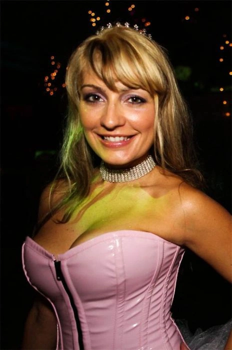Дівчата на Хелловін вечірках у Playboy (102 фото)
