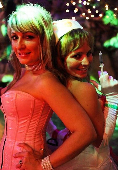 Дівчата на Хелловін вечірках у Playboy (102 фото)
