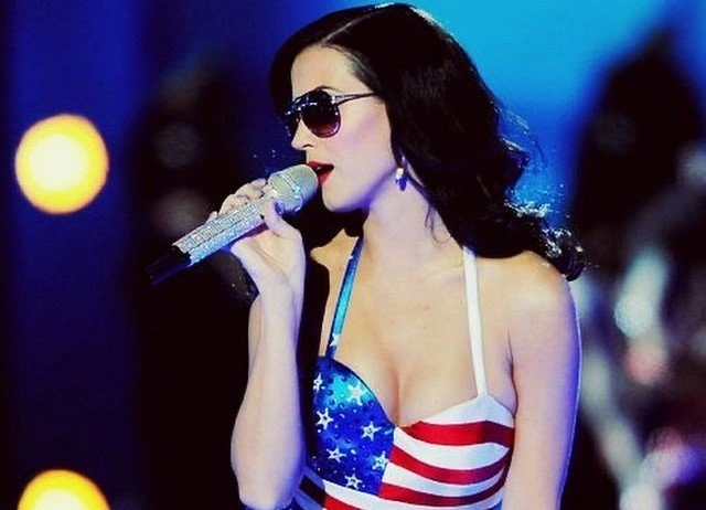 Кеті Перрі - співачка та актриса, яка не соромиться пишних форм (15 фото)