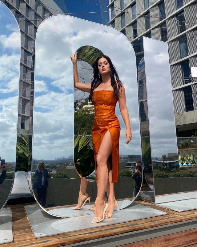 Кеті Перрі - співачка та актриса, яка не соромиться пишних форм (15 фото) – фото 13