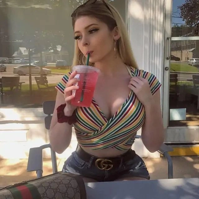 Релігія не заважає: вірна модель Instagram Ліндсі Капуано заробила статки на відвертих фото (15 фото) – фото 2