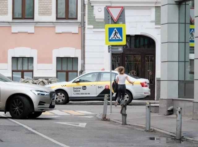 У Москві активістка Аліна Іванова зробила фото з оголеними ягодицями біля будівлі ОВД "Арбат" (2 фото) – фото 2
