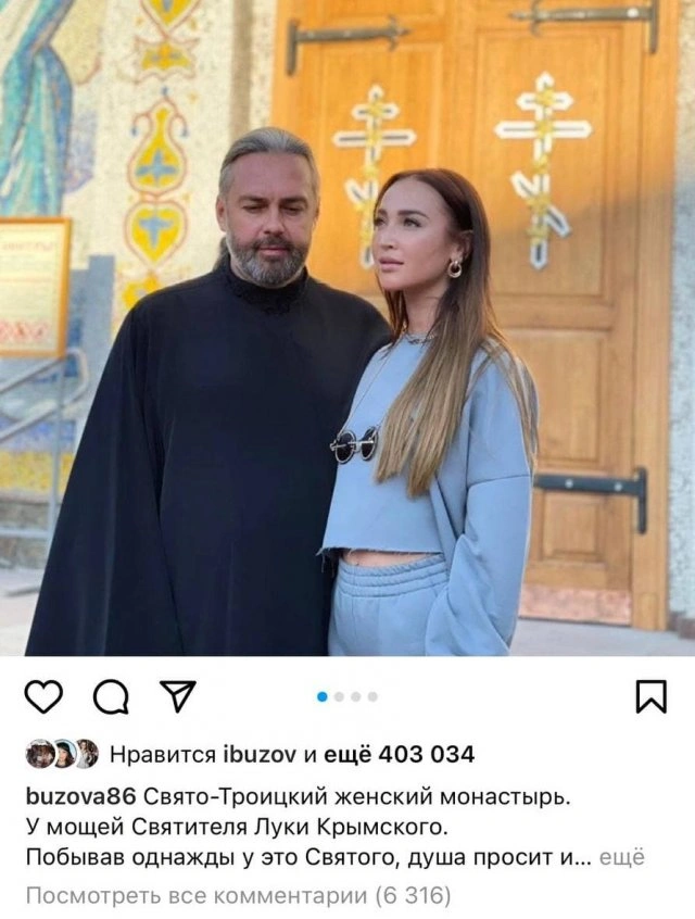 Ольгу Бузову критикують шанувальники після її візиту до церкви з відкритим животом і без платка (5 фото) – фото 1