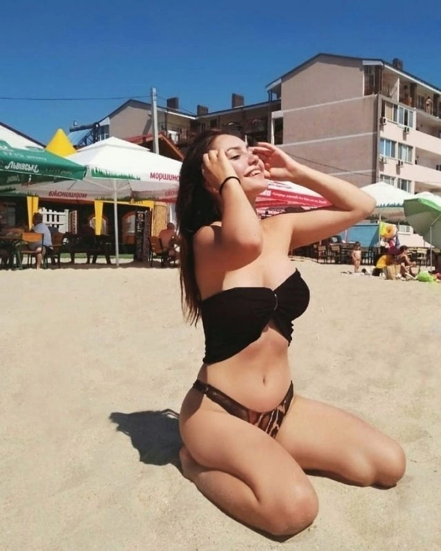 Дівчина з Мінська поділилась фото у білизні, сподіваючись на лайки, але героєм знімка став холодильник (20 фото)