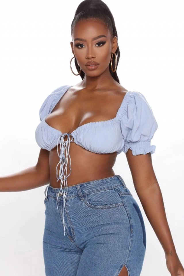 Літом нас чекає новий тренд у жіночій моді: топики, які майже не прикривають груди (15 фото) – фото 9