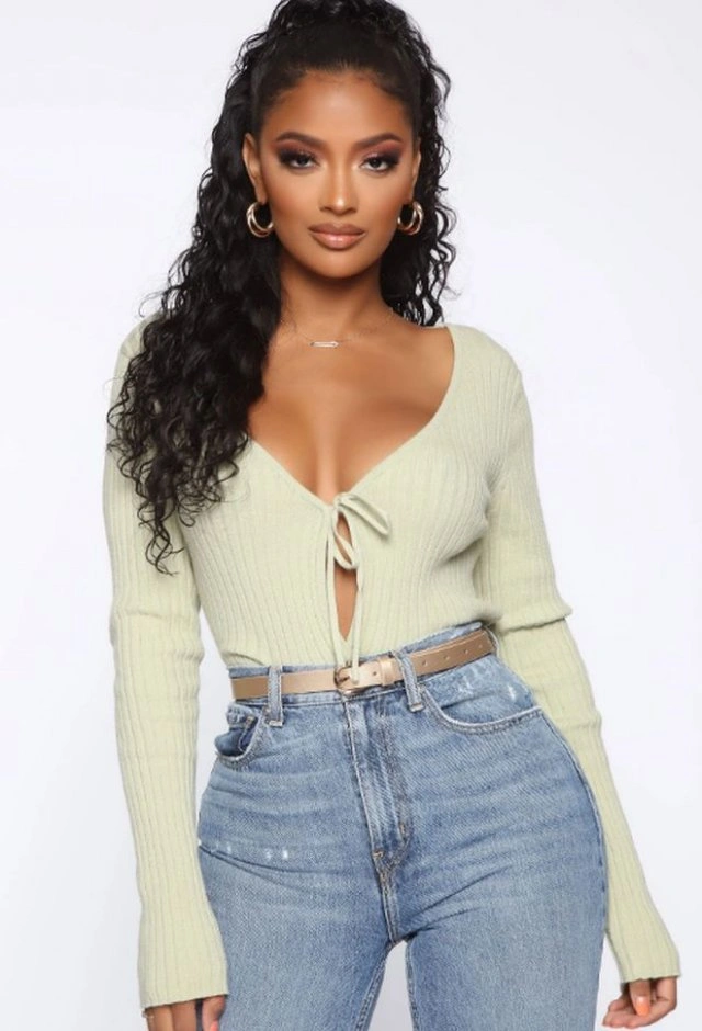 Літом нас чекає новий тренд у жіночій моді: топики, які майже не прикривають груди (15 фото) – фото 12