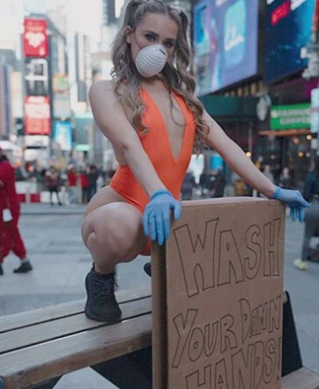 Саманта Генгвер: Інстаграм-модель роздяглася на вулиці, оголосивши "війну" коронавірусу COVID-2019 (15 фото + відео)