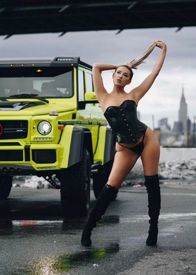 Саманта Генгвер: Інстаграм-модель роздяглася на вулиці, оголосивши "війну" коронавірусу COVID-2019 (15 фото + відео) – фото 9