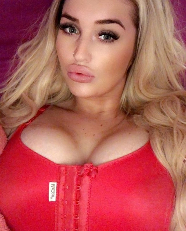 Ембер Мей - скромна дівчина з Англії, яка стала "силіконовою" зіркою (10 фото) – фото 4