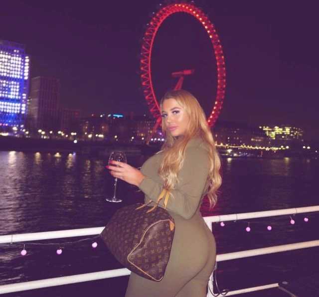 Ембер Мей - скромна дівчина з Англії, яка стала "силіконовою" зіркою (10 фото) – фото 10