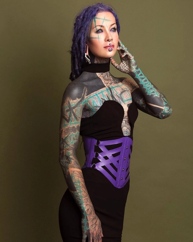 Анускатз - німецька тату-модель, зовнішній вигляд якої може налякати (20 фото) – фото 15