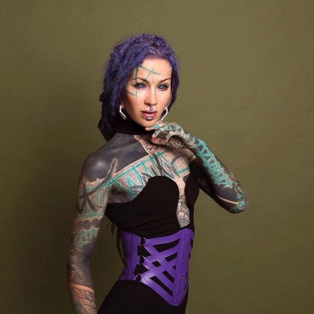 Анускатз - німецька тату-модель, зовнішній вигляд якої може налякати (20 фото) – фото 16