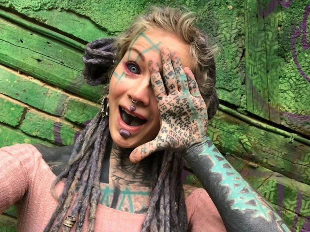 Анускатз - німецька тату-модель, зовнішній вигляд якої може налякати (20 фото) – фото 19