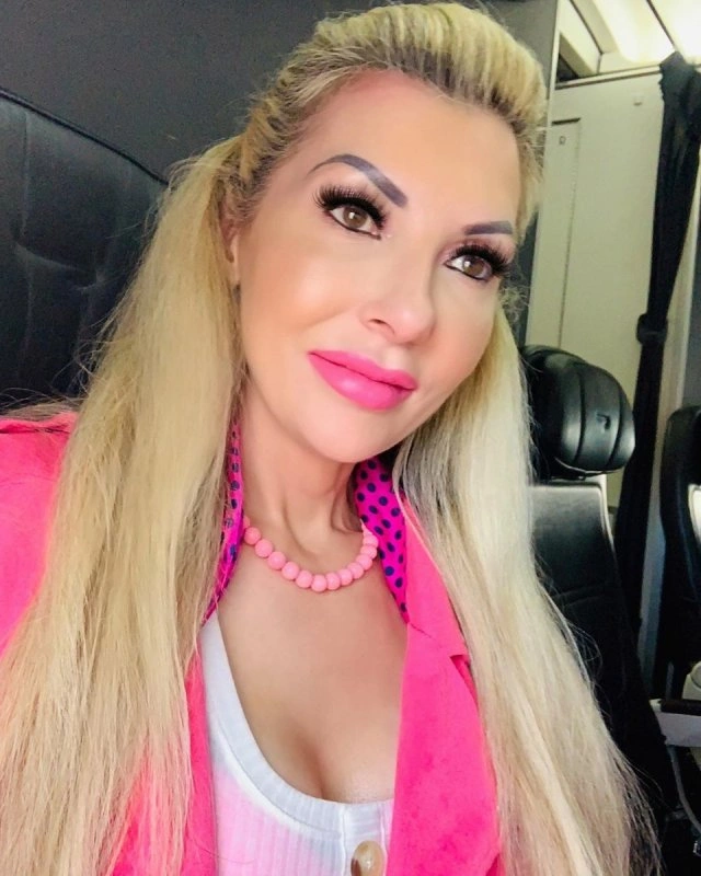 48-річна англійка Рейчел Еванс дуже хотіла бути схожою на Барбі (15 фото) – фото 12