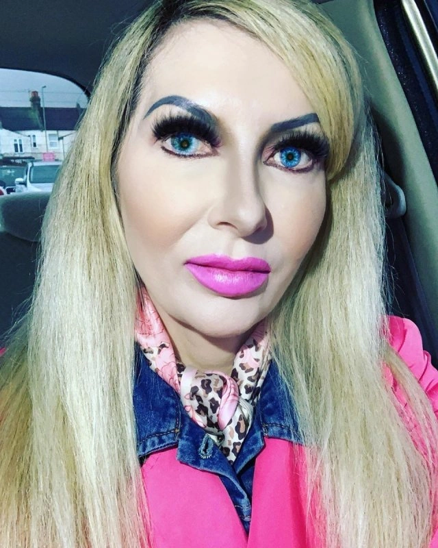 48-річна англійка Рейчел Еванс дуже хотіла бути схожою на Барбі (15 фото) – фото 14