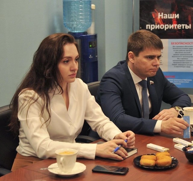 Мілена Григорян - красива помічниця депутата Госдуми Сергія Боярського (19 фото)