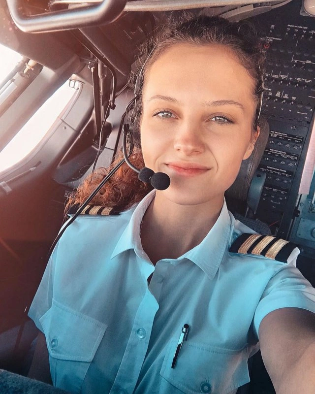 Дівчата в формі: стюардеса Юлія Слободянюк, яка не здавалася своїй мрії (10 фото) – фото 7