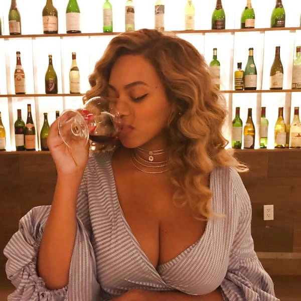 Дівчата з пишним і природним бюстом (25 фото) – фото 17