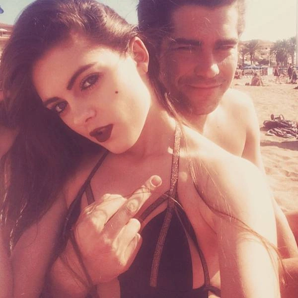 У Великобританії дівчина втратила роботу через свою привабливість (18 фото) – фото 4