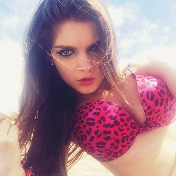 У Великобританії дівчина втратила роботу через свою привабливість (18 фото) – фото 10