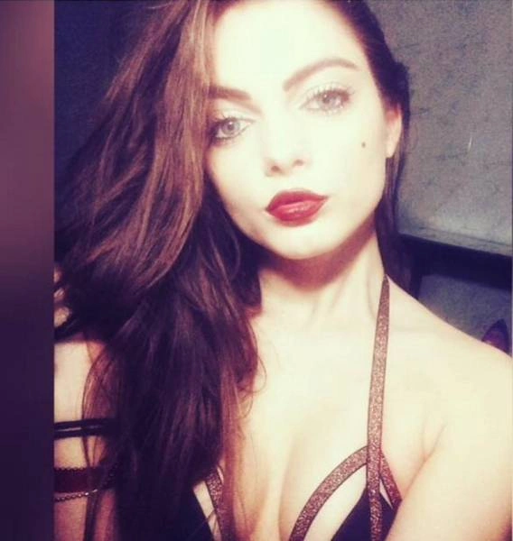 У Великобританії дівчина втратила роботу через свою привабливість (18 фото) – фото 12