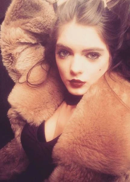 У Великобританії дівчина втратила роботу через свою привабливість (18 фото) – фото 18