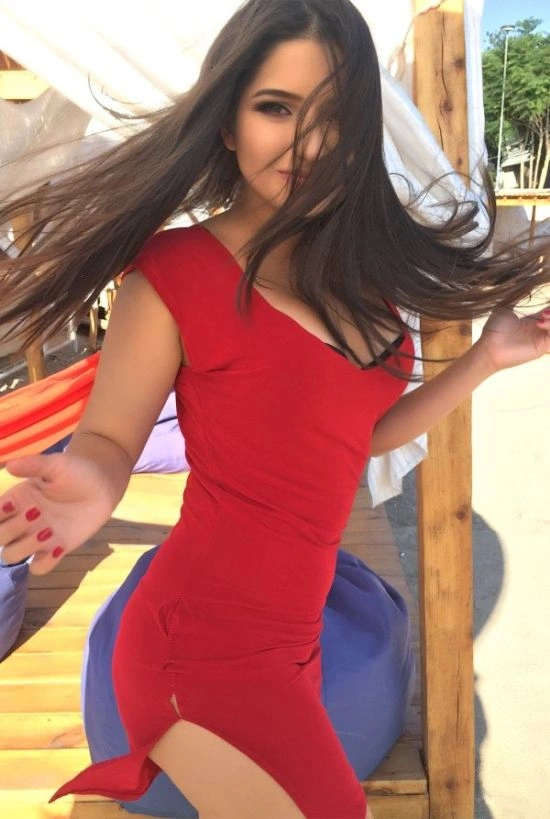 Худі дівчата в облягаючих сукнях (35 фото) – фото 19