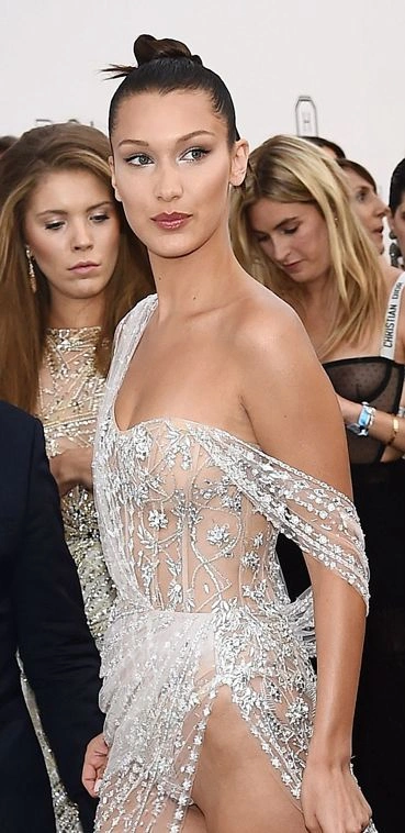 Модель Белла Хадід привернула увагу відвертим нарядом на Каннському кінофестивалі (5 фото)